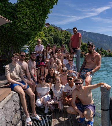 I giovani membri di transfair si divertono con gli sport acquatici sul lago di Thun